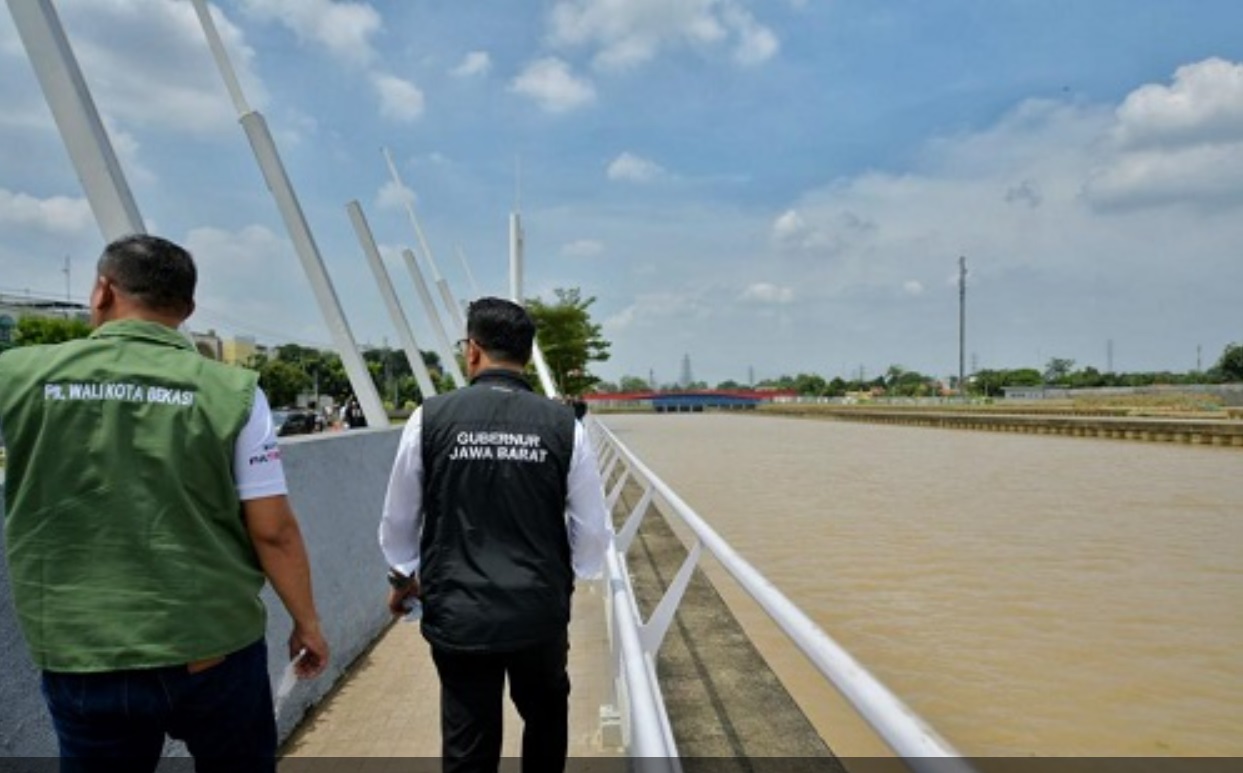Gubernur Jawa Barat Ridwan Kamil meresmikan penataan kawasan Sungai Kalimalang, Kota Bekasi, Rabu (20/4/2022). 