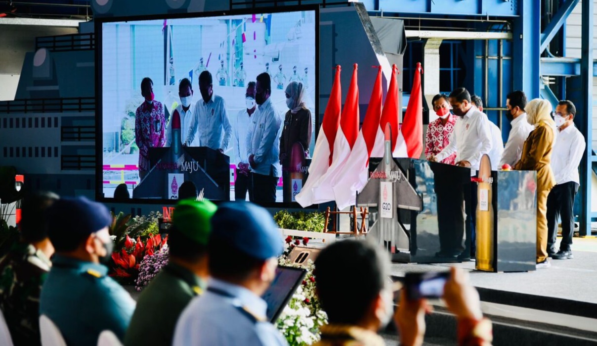 Presiden Joko Widodo meluncurkan holding dan program strategis Badan Usaha Milik Negara (BUMN) industri pertahanan atau Defend ID di PT PAL Indonesia, Kota Surabaya, pada Rabu, 20 April 2022. Foto: BPMI Setpres
