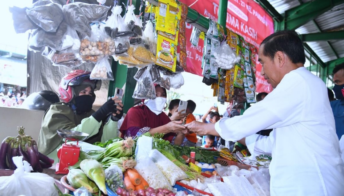 Presiden Joko Widodo dan Ibu Iriana Joko Widodo mengunjungi Pasar Tenguyun, Kota Tarakan, Provinsi Kalimantan Utara pada Selasa, 28 Februari 2023. Foto: BPMI Setpres/Rusman
