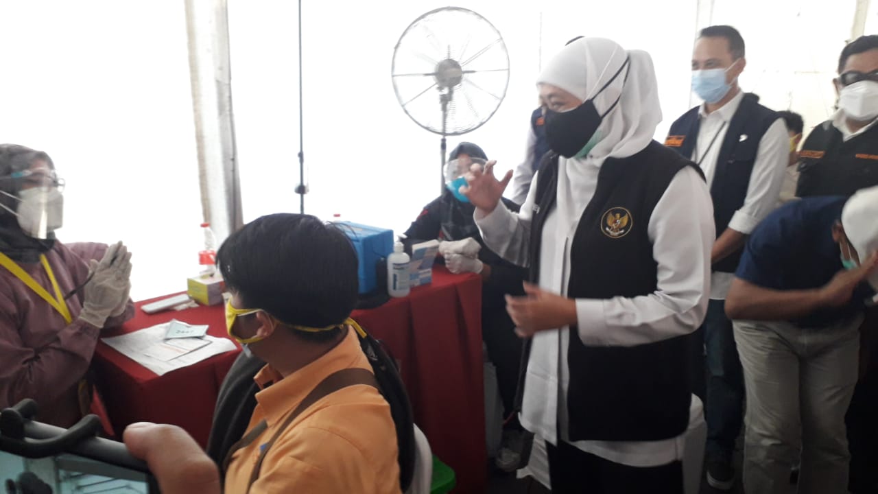 Gubernur Jawa Timur Khofifah Indar Parawansa  meninjau vaksinasi ribuan pekerja PT Karunia Alam Segar Gresik, Sabtu (31/7/2021). 