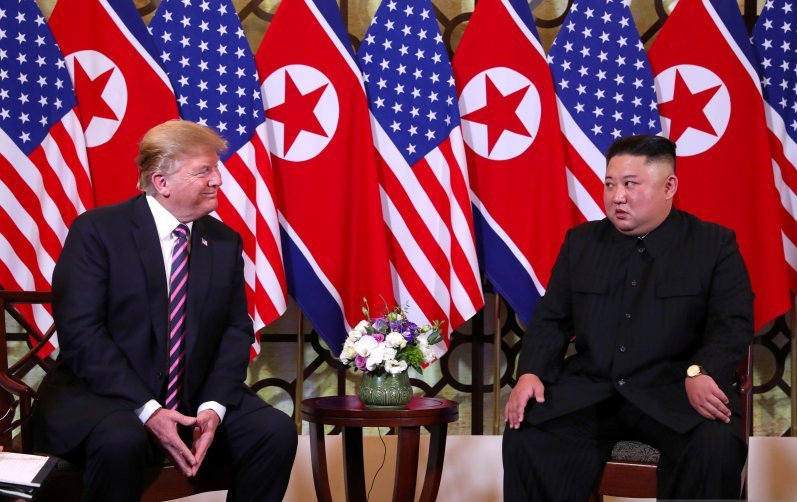Presiden Amerika Serikat Donald Trump dan pemimpin Korea Utara Kim Jong Un duduk bersama sebelum pertemuan pribadi disela ktt kedua AS-Korut di Metropole Hotel di Hanoi, Vietnam, Rabu (27/2/2019). ANTARA FOTO/REUTERS/Leah Millis/djo