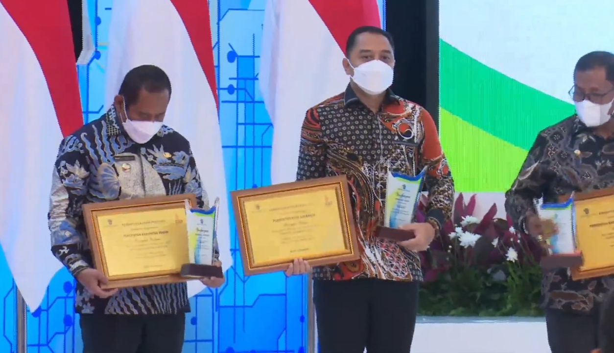 Wali Kota Surabaya Eri Cahyadi  pada penyarahan penghargaan yang berlangsung di Jakarta, Rabu (16/02/2022)