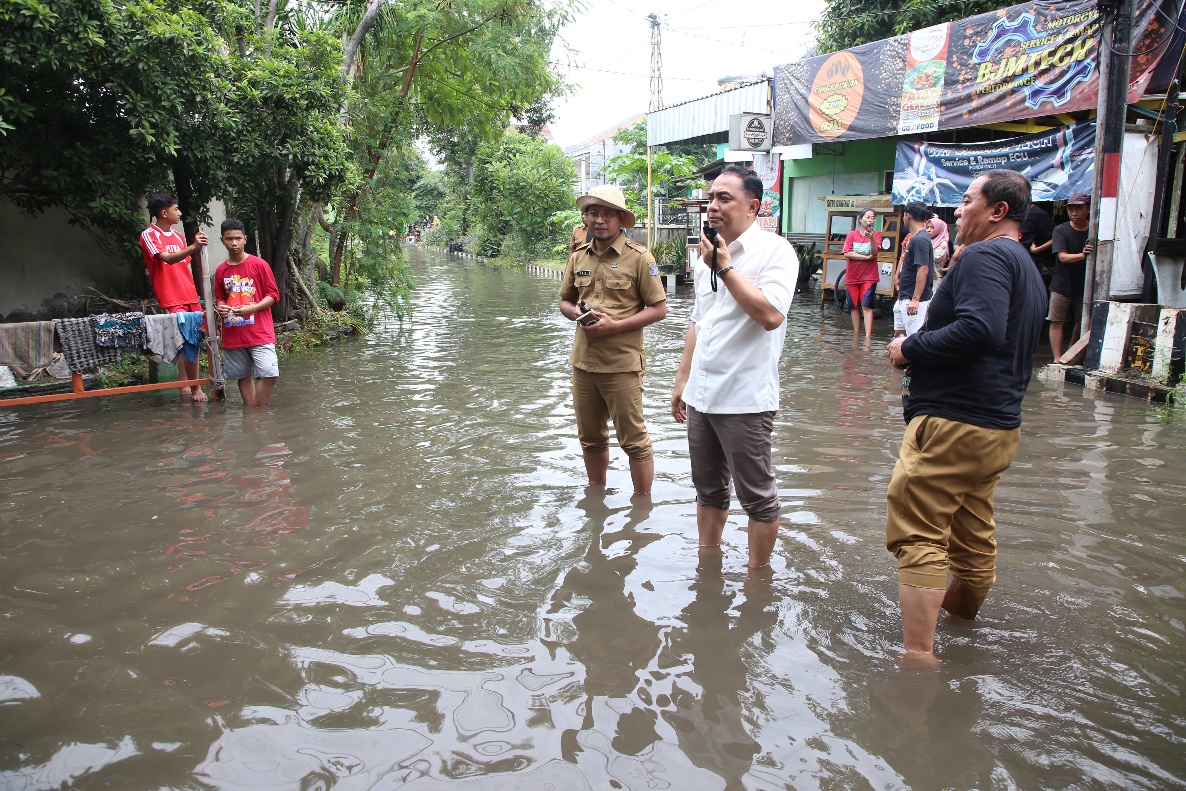  Pemerintah Kota (Pemkot) Surabaya menegaskan komitmennya untuk menyelesaikan sejumlah pekerjaan rumah (PR) strategis di tahun 2025 salah satunya adalah penanganan banjir,