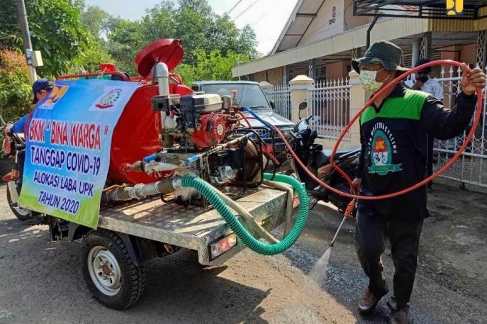 LAWAN CORONA: Penyemprotan disinfektan di salah satu kelurahan melalui program Kotaku Kementerian PUPR. ANTARA/HO-Dokumentasi Kementerian PUPR