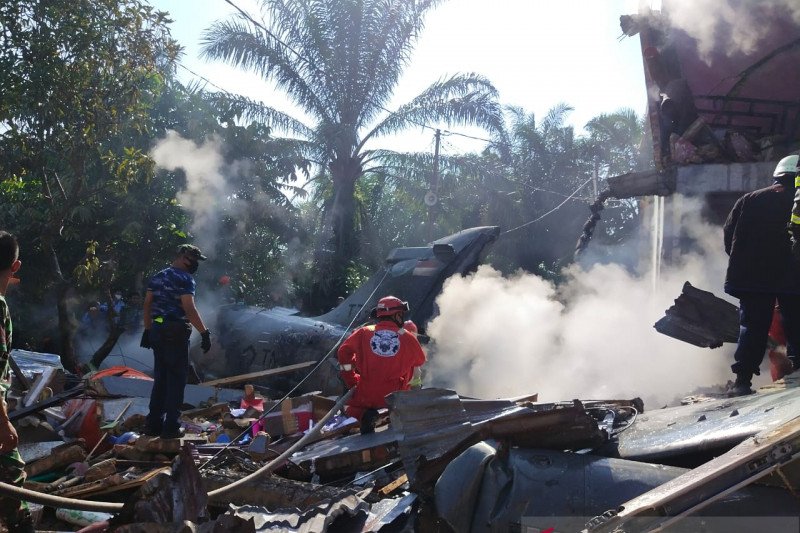 Pesawat TNI AU jatuh di Kabupaten Kampar yang berbatasan dengan Kota Pekanbaru, Senin pagi (15/6). (ANTARA/HO-netizen)