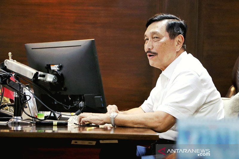 Menko Kemaritiman dan Investasi Luhut Binsar Pandjaitan diminta Presiden Jokowi untuk fokus menangani kasus Covid-19 di sembilan provinsi yang berkontribusi besar terhadap total kasus nasional. ANTARA/HO-Kemenko Kemaritiman dan Investasi/am.