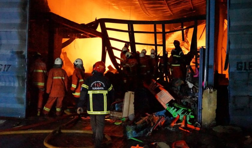 Gudang di Komplek Pergudangan Margomulyo Jaya Simpang Asri Blok G No. 17-18, Kecamatan Tandes, Surabaya, terbakar, Selasa (22/9/2020) malam.  (foto istimewa)