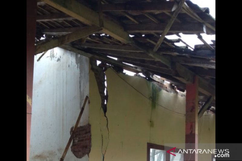 Sebagian dinding retak akibat ambruknya atap ruang kelas di SDN Rowotengah 03 di Kecamatan Sumberbaru, Kabupaten Jember, Kamis (12/11/2020) (ANTARA/ HO - Dinas Pendidikan Jember)


