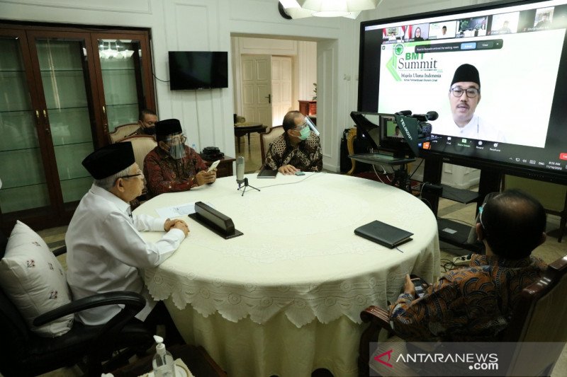 Wakil Presiden Ma'ruf Amin membuka webinar dalam acara BMT Summit Tahun 2020 secara virtual dari rumah dinas wapres di Jakarta, Senin (16/11/2020). (Asdep Komunikasi dan Informasi (KIP) Setwapres)
