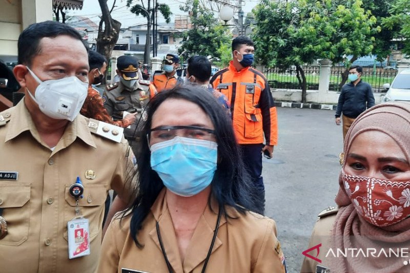 (Ki-ka) Wakil Wali Kota Jakarta Selatan Isnawa Adji, Kapuskesmas Tebet, Myrna dan Lurah Tebet Timur, Fuziah, usai mengecek rapid test wargaTebet, Senin (23/11/2020) (ANTARA/Laily Rahmawaty)

