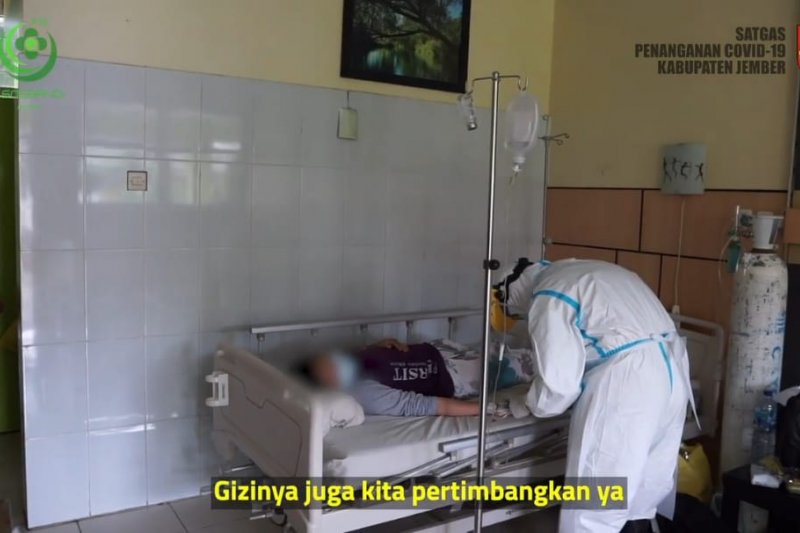 Tangkapan layar: tenaga kesehatan di RSD dr Soebandi Jember merawat pasien terkonfirmasi positif COVID-19 (ANTARA/ HO - Satgas COVID-19 dan RSD dr Soebandi Jember)