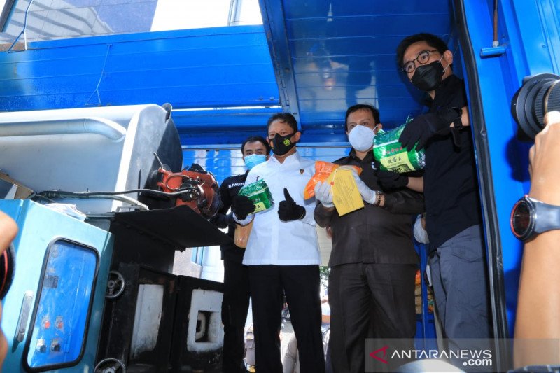 Wakabareskrim Polri Irjen Pol Wahyu Hadiningrat (kedua kiri) didampingi Direktur Tindak Pidana Narkoba Bareskrim Polri Brigjen Pol Krisno Halomoan Siregar (kanan) saat akan memasukkan paket sabu ke dalam mesin insenerator untuk dimusnahkan, di halaman Kan