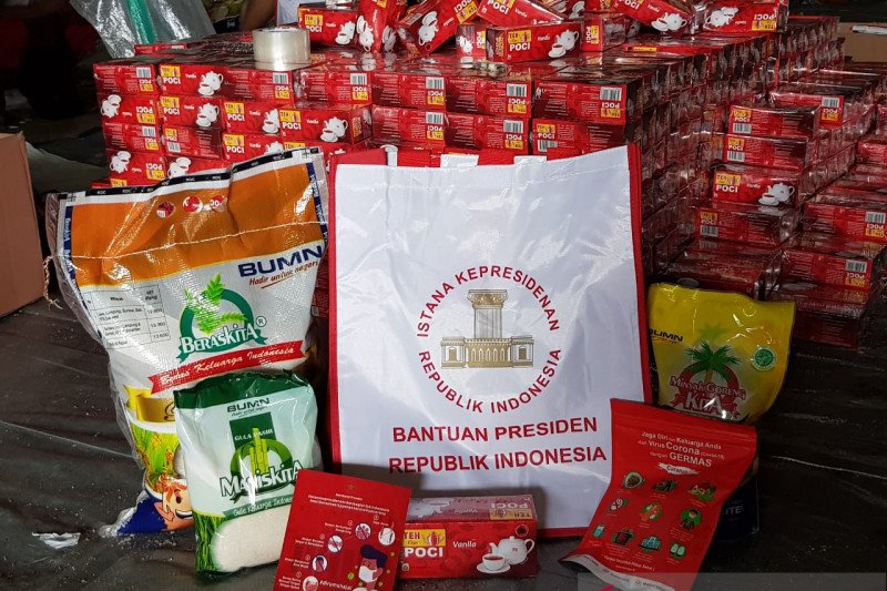 Penyaluran Bantuan Presiden berupa paket sembako bagi masyarakat terdampak bencana banjir bandang yang melanda wilayah Kalimantan Selatan. (Perum Bulog)

