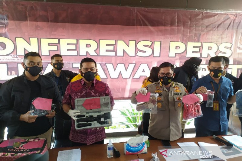 Polisi menunjukkan barang bukti yang digunakan untuk produksi video asusila. (ANTARA/Bagus Ahmad Rizaldi)


