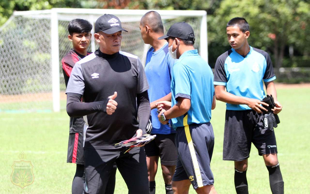 Listianto Raharjo memakai topi hitam semasa hidup. bhayangkarasolofc