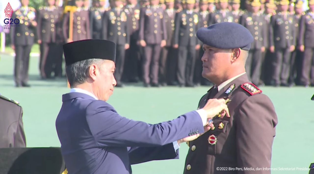 Presiden Jokowi menyerahkan Bintang Bhayangkara Nararya bagi tiga anggota Polri pada Upacara Peringatan ke-76 Hari Bhayangkara Tahun 2022, Selasa (05/07/2022) pagi, di Akademi Kepolisian RI, Semarang, Jawa Tengah. (Sumber: Tangkapan Layar)