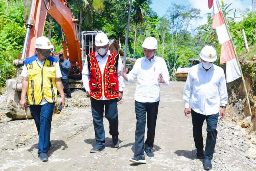 Presiden Jokowi meninjau proyek peningkatan struktur jalan Laehuwa-Ombolata-Tumula-Faekhuna’a di Nias Utara, Sumut, Rabu (06/07/2022). (Foto: Humas Setkab/Kris)
