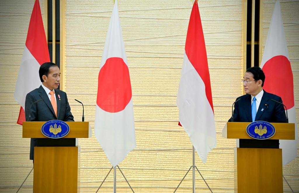 Presiden Jokowi dan PM Jepang Fumio Kishida memberikan pernyataan pers bersama, Rabu (27/07/2022), di Tokyo. (Foto: BPMI Setpres/Laily Rachev)

