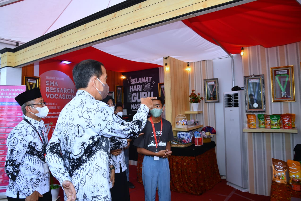 Presiden Jokowi menghadiri Puncak Peringatan HUT ke-77 PGRI dan Hari Guru Nasional Tahun 2022, di Marina Convention Center, Kota Semarang, Jawa Tengah, Sabtu (03/12/2022). (Foto: BPMI Setpres/Rusman)

