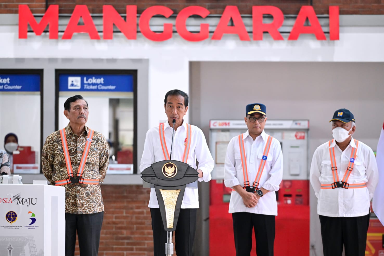 Presiden Joko Widodo menyampaikan keterangannya kepada awak media usai meresmikan Stasiun Manggarai, Jakarta, Senin, 26 Desember 2022. Foto: BPMI Setpres