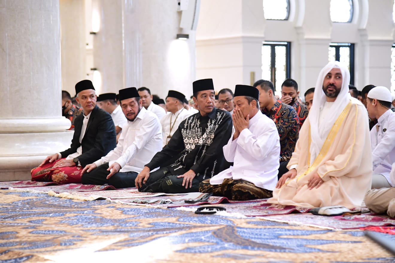 Presiden Jokowi dan melaksanakan salat Idulfitri 1444 Hijriah di Masjid Raya Sheikh Zayed, Kota Surakarta, Jawa Tengah, Sabtu (22/04/2023) pagi. (Foto: BPMI Setpres)
