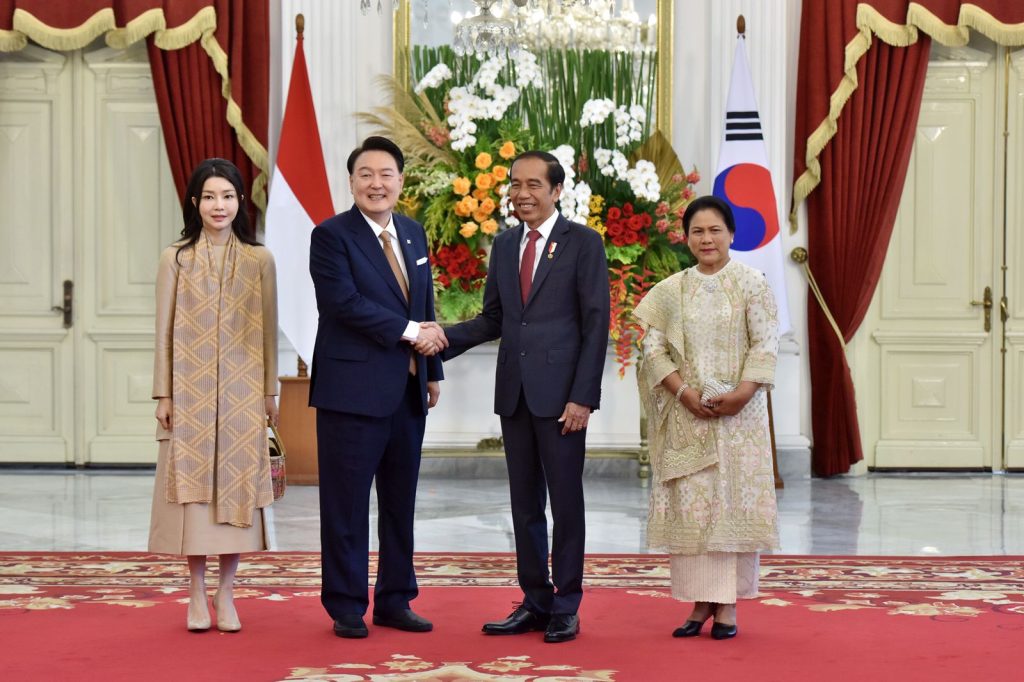 Presiden Joko Widodo dan Ibu Iriana Jokowi menerima kunjungan resmi Presiden Republik Korea Yoon Suk Yeol beserta istrinya, Kim Keon Hee, di Istana Merdeka, Jakarta, Jumat (08/09/2023). (Foto: Humas Setkab/Jay)
