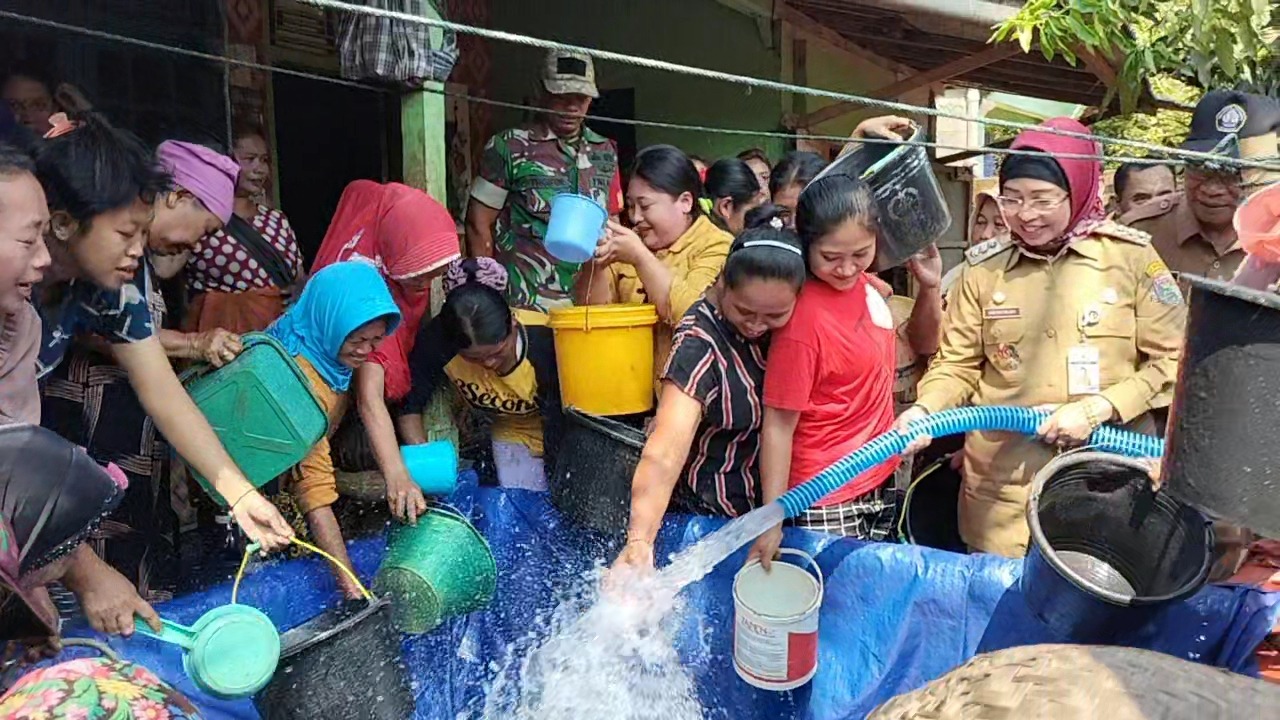 proses penyaluran bantuan air bersih, di Dukuh Jlegong, Desa Pretek, Kecamatan Pecalungan, Kabupaten Batang