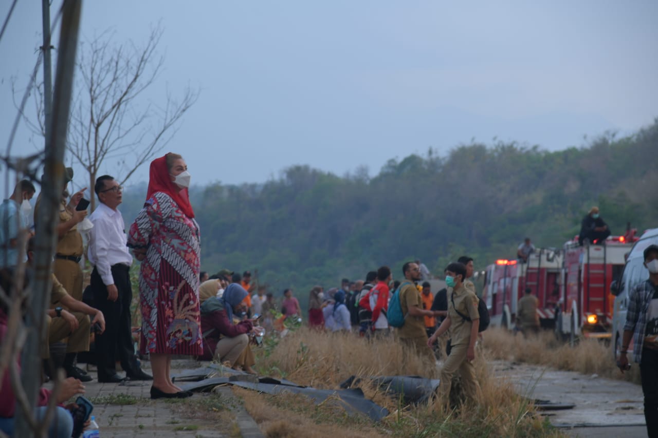 Meski tempat pembuangan akhir Jatibarang sudah padam, kemungkinan masih ada sisa bara api yang harus diantisipasi. 