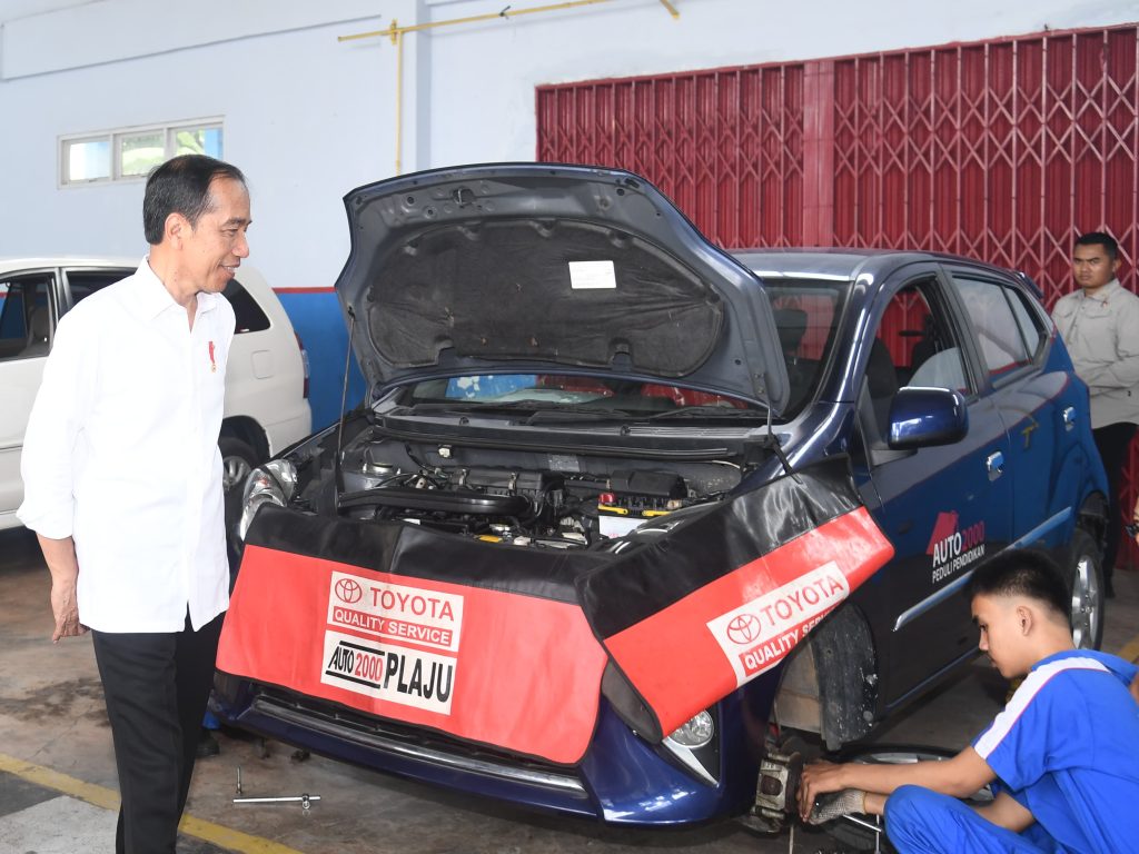 Presiden Jokowi meninjau SMK Negeri 2 Palembang, Kota Palembang, Sumsel, Kamis (26/10/2023). (Foto: BPMI Setpres)
