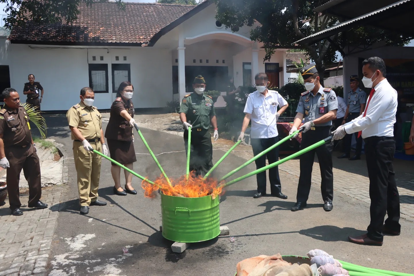 Kejaksaan Negeri Kabupaten Semarang menghancurkan sejumlah barang bukti perkara tindak pidana umum, di halaman kantor Kejari, Senin (30/10/2023)