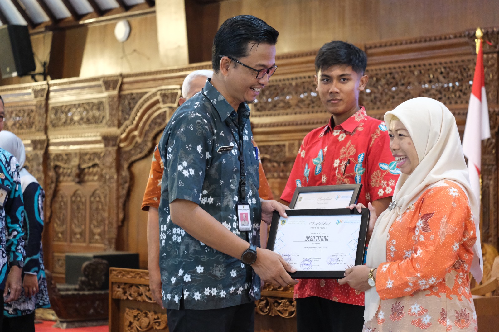 Badan Perencanaan Pembangungan Daerah Penelitian dan Pengembangan (Bappeda Litbang) Kabupaten Klaten menyerahkan penghargaan untuk tiga desa pengelola data terbaik di Kabupaten Klaten