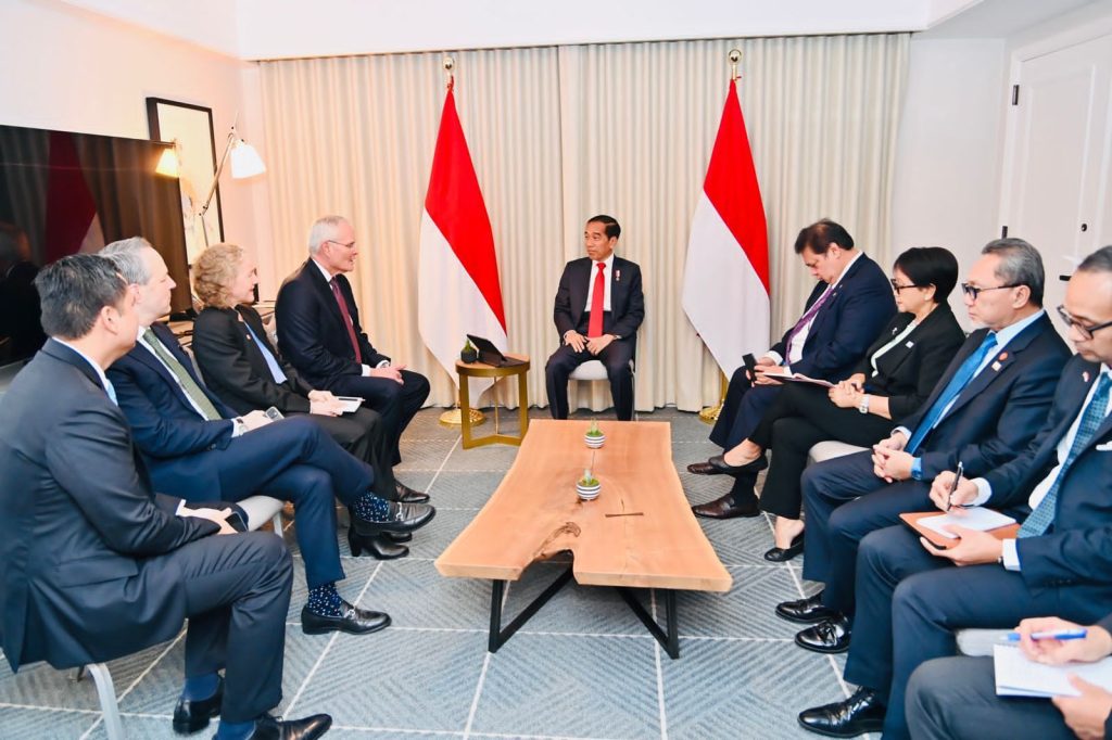 Presiden Jokowi menerima Chairman Exxon Mobil Corporation Darren Woods, di Hotel Four Seasons, San Francisco, AS, Rabu (15/11/2023). (Foto: BPMI Setpres)
