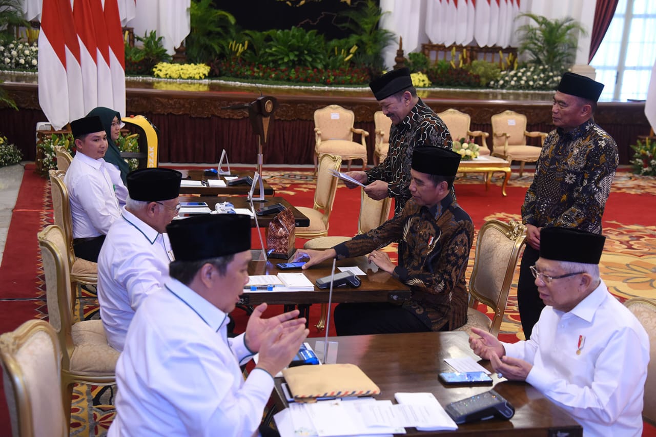Presiden Jokowi dan Wapres Ma’ruf Amin menyerahkan zakat melalui Baznas, di Istana Negara, Jakarta, Rabu (13/03/2024). (Foto: Humas Setkab/Oji)