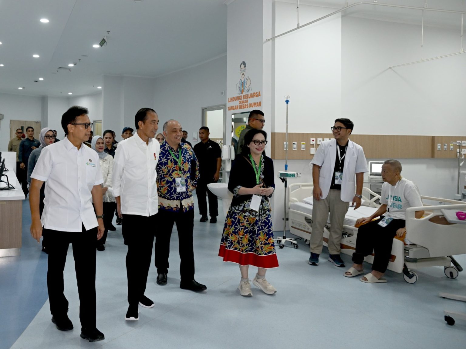 Presiden Joko Widodo (Jokowi) didampingi Ibu Iriana Joko Widodo meresmikan Gedung Rumah Sakit Kemenkes di Surabaya, Provinsi Jawa Timur, pada Jumat (06/09/2024) pagi. (Foto: BPMI Setpres/Hires)

Read more: https://setkab.go.id/resmikan-rumah-sakit-kemen