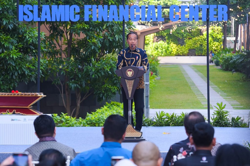 Presiden Joko Widodo (Jokowi) memberikan sambutan sekaligus meresmikan Kawasan Indonesia Islamic Financial Center, Selasa (17/09/2024) di Menara Danareksa, Jakarta. (Foto: Humas Setkab/Rahmat

