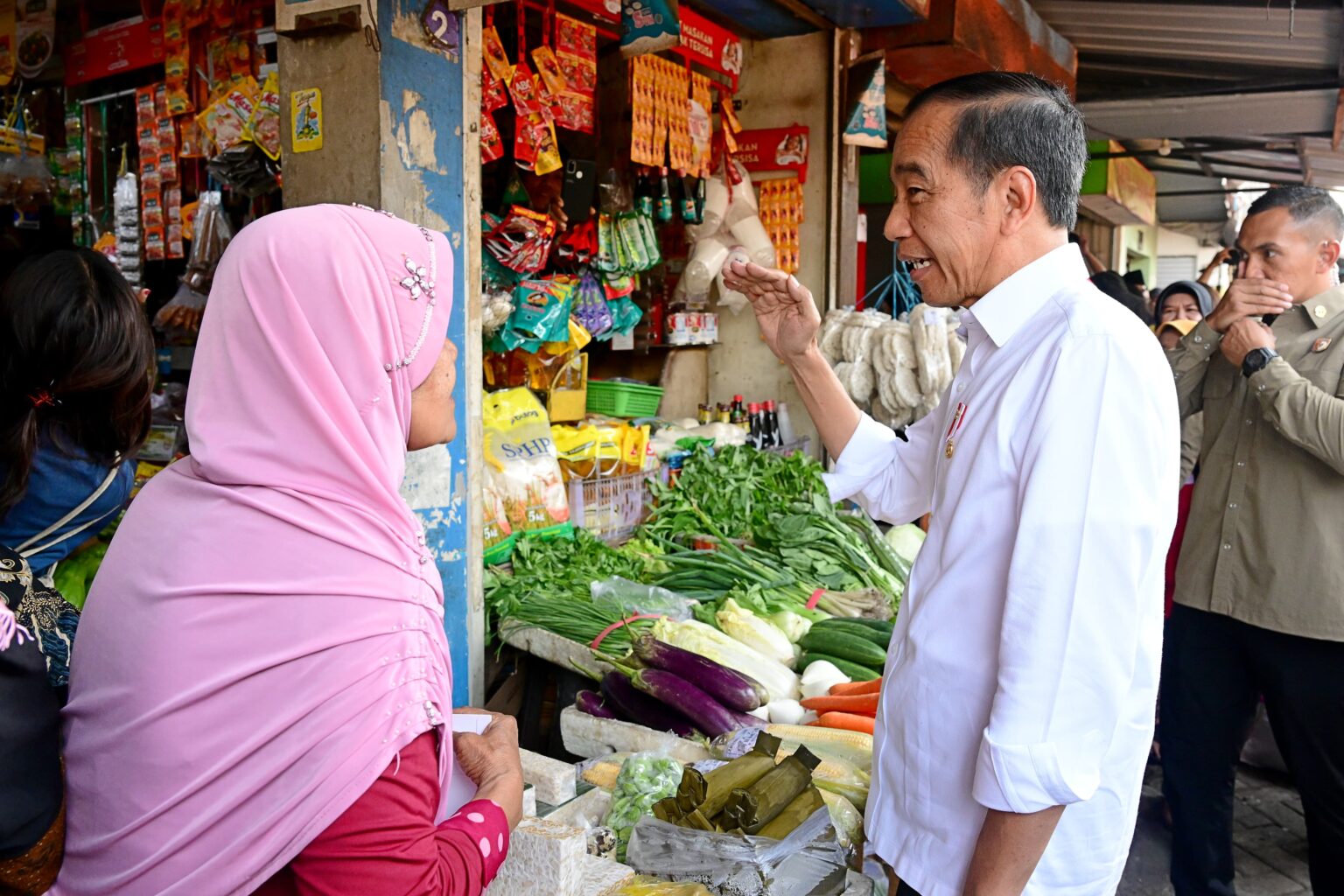 Presiden Joko Widodo (Jokowi) didampingi Ibu Negara Iriana Joko Widodo melakukan kunjungan ke Pasar Dukuh Kupang, Kota Surabaya, Provinsi Jawa Timur, pada Jumat, 20 September 2024. (Foto: BPMI Setpres/Muchlis Jr)


