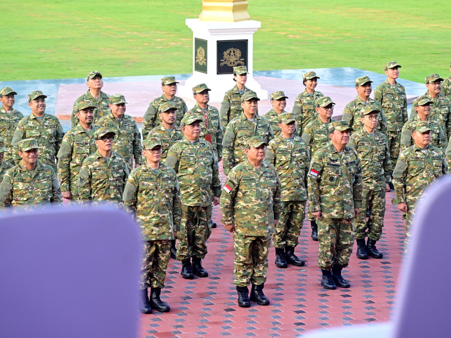 Presiden Prabowo Subianto bersama jajaran Kabinet Merah Putih bersiap untuk melakukan senam pagi, di lapangan Pancasila, Kawasan Akademi Militer, Magelang, Provinsi Jawa Tengah, Sabtu pagi, 26 Oktober 2024. (Foto: BPMI Setpres)


