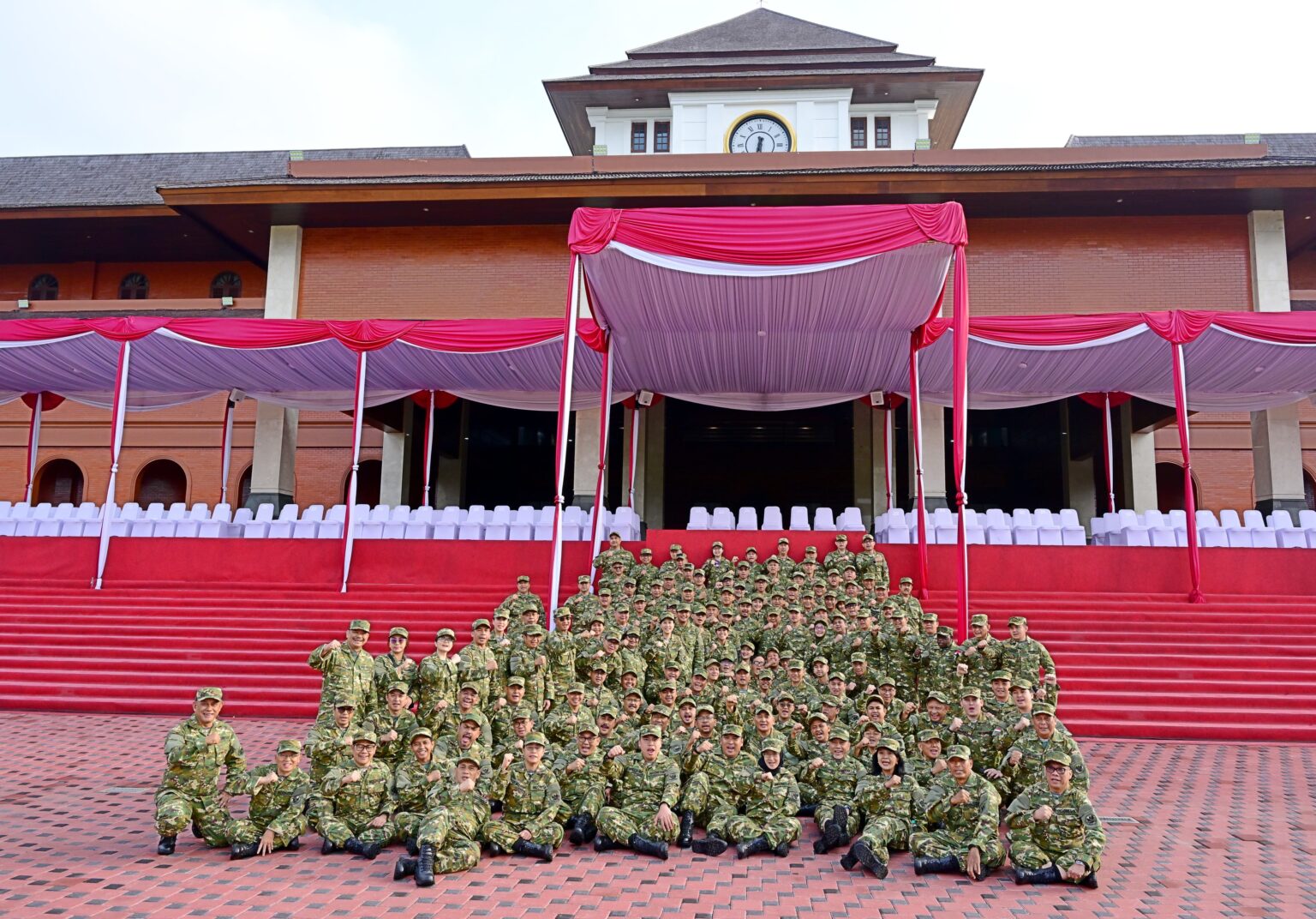 Retreat Presiden Prabowo Subianto dan Wakil Presiden Gibran Rakabuming Raka beserta jajaran Kabinet Merah Putih di Akademi Militer Magelang. (Foto: BPMI Setpres)
