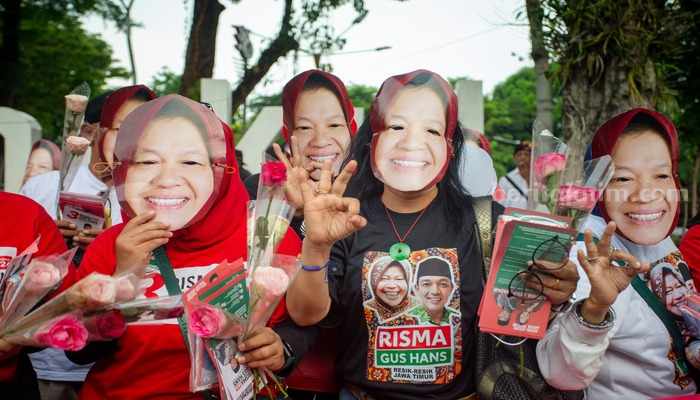 Bertopeng Risma, Relawan JAKA Kampanyekan Biaya Pendidikan SMA/SMK Gratis