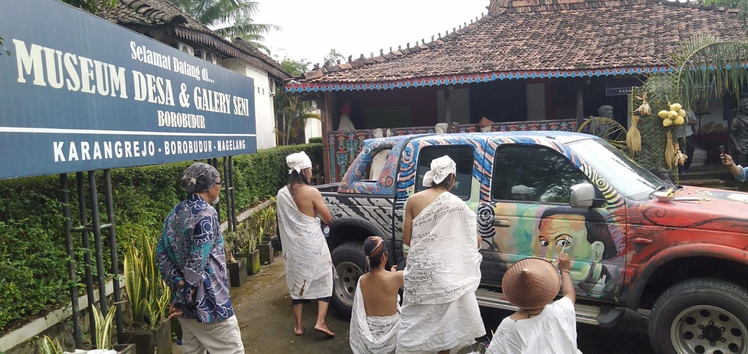 Pembukaan Museum Desa dan Galeri Seni Borobudur, Kamis (26/12/2024) diawali dengan pertunjukan teatrikal barong kuda lumping oleh sejumlah seniman, dilanjutkan aksi melukis mural pada mobil.