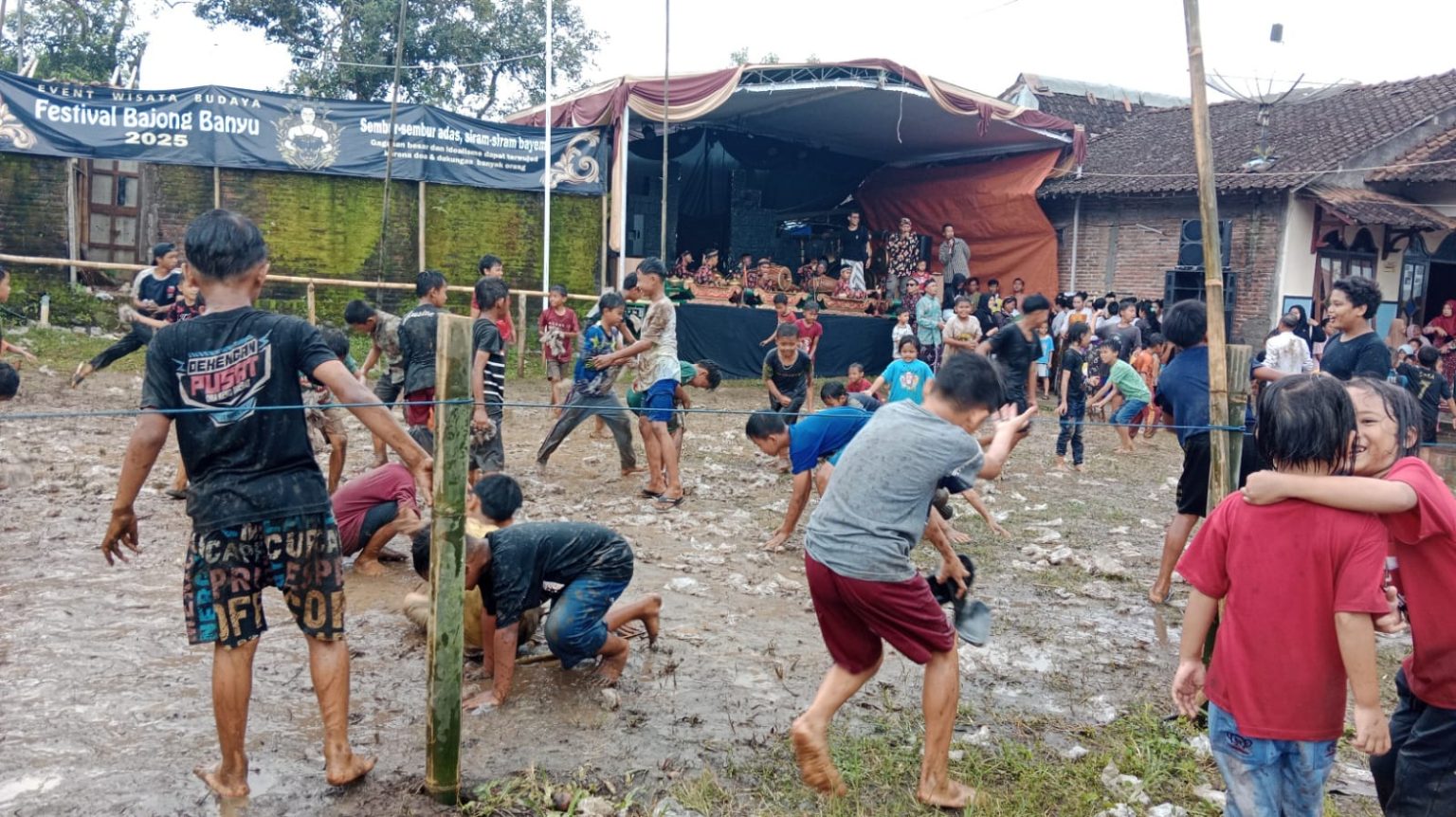 Ratusan warga Dusun Dawung, Desa Banjarnegoro, Kecamatan Mertoyudan, Kabupaten Magelang, kembali menggelar tradisi tahunan ‘Bajong Banyu’ pada Minggu (23/2/2025). T