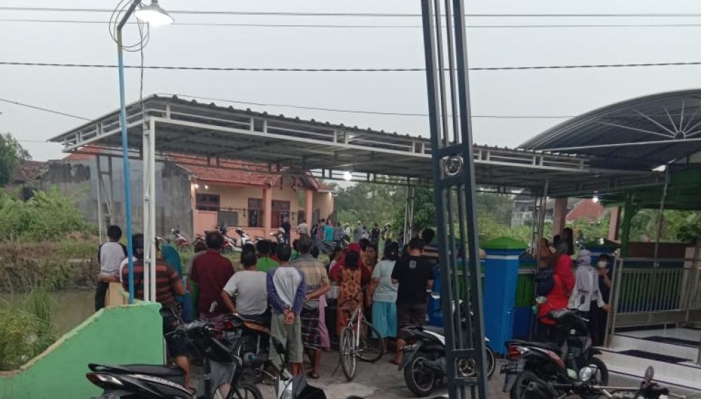 Penggeledahan Densus 88 di rumah terduga teroris Sukodo, Sidoarjo. ( foto : hmp/ris )