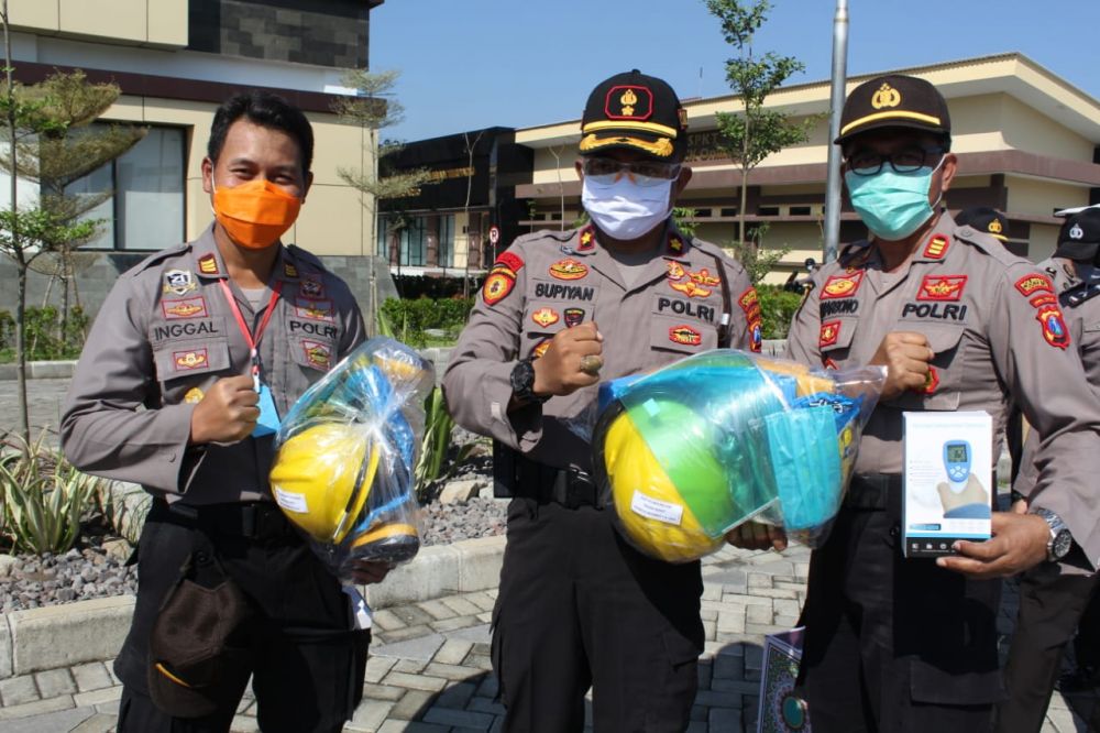 Polres Sidoarjo Bagikan 349 APD di Posko Tingkat Desa