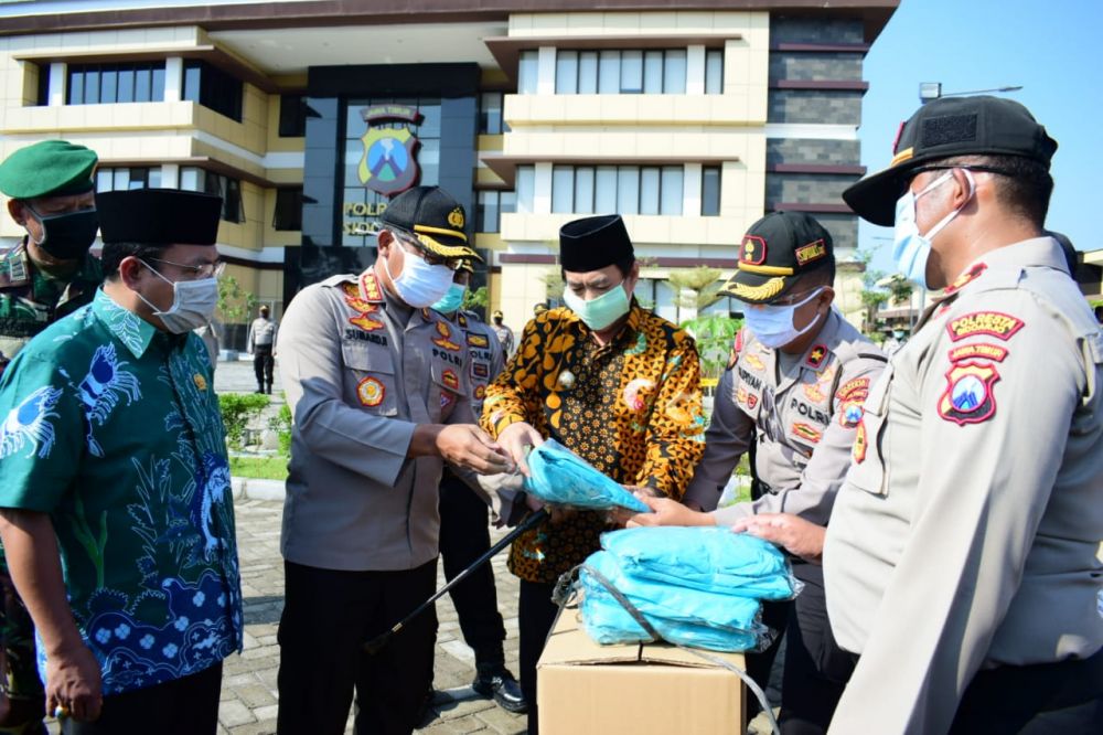 Kapolresta Sidoarjo Kombes Pol. Sumardji dan Wakil Bupati H. Nur Ahmad saat penyerahan APD. ( foto : hmp/bil)