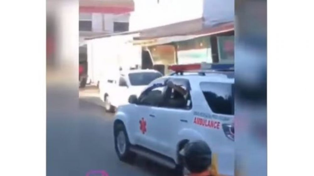 "Semangat...semangat" ke arah ambulans. (foto: Twitter @black_valley1)
