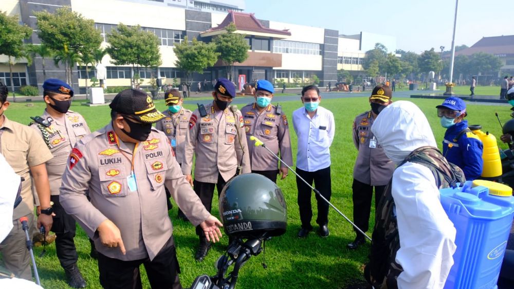 Irjen Pol Luki Hermawan Kapolda Jatim memeriksa alat kelengkapan petugas. ( foto : hmp/ris)