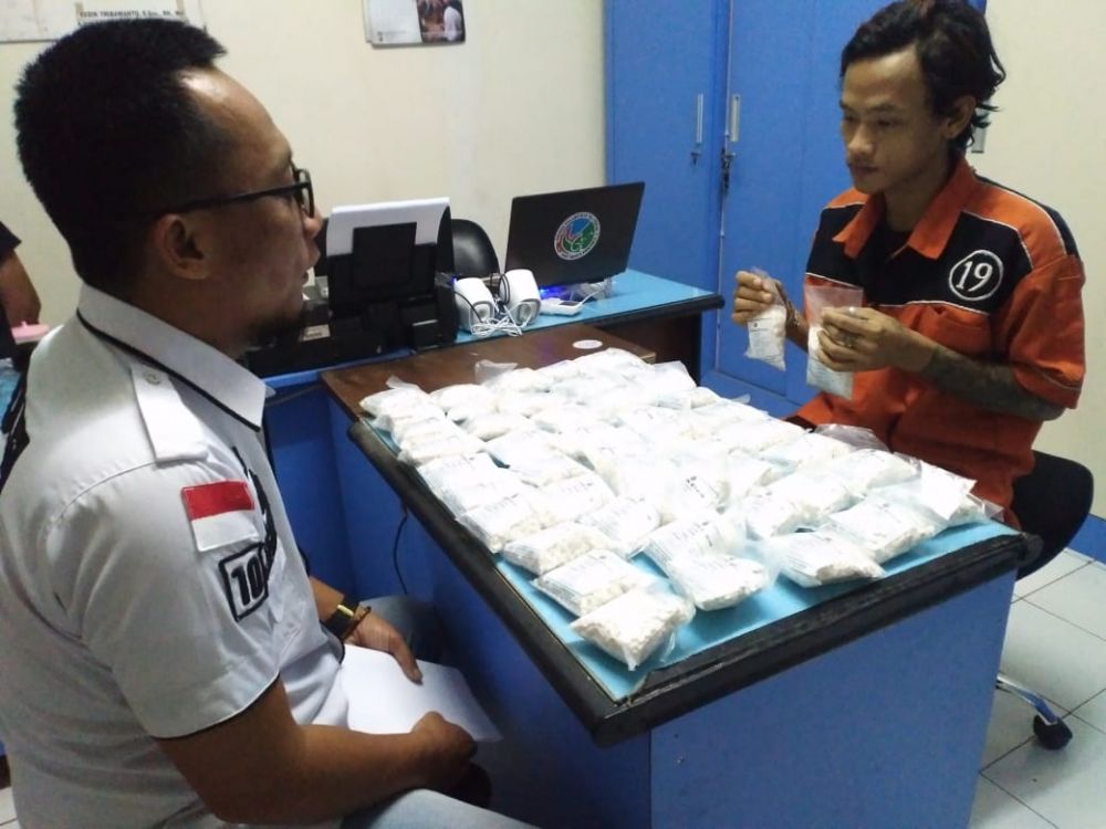Polisi Grebek Rumah Pengedar Pil Koplo di Wonocolo Surabaya