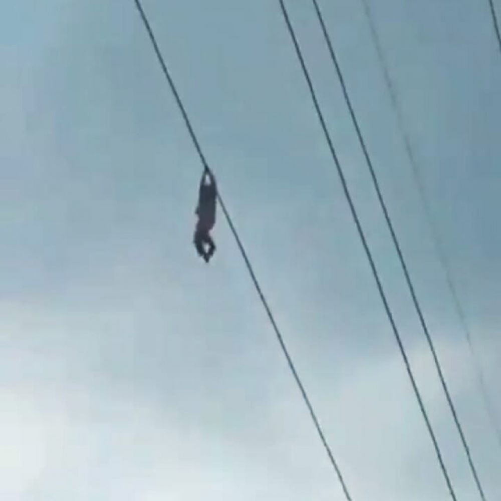 Nadin bocah asal Tangerang saat bergelantungan di kabel SUTET. (foto : @sushiavtergyn)