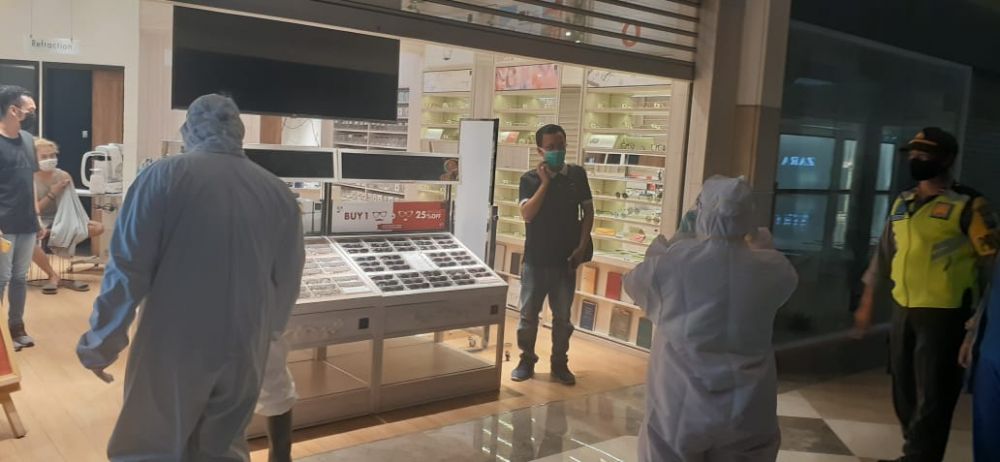 Saat pemeriksaan yang dilakukan oleh petugas Gugus Covid-19. ( foto : gun/hmp)