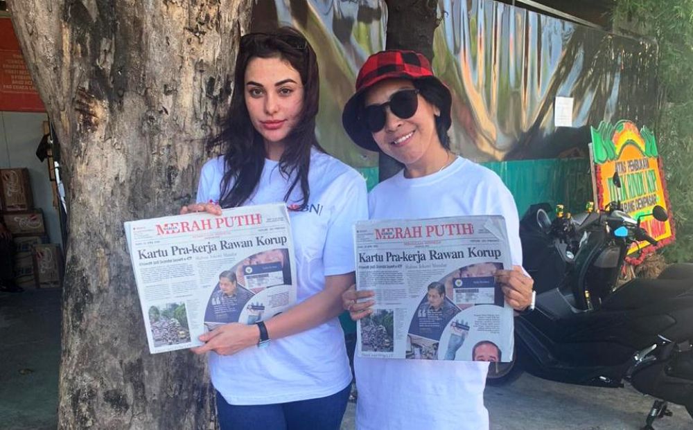 SEMOGA SUKSES: Nora dengan koran Harian Merah Putih. Nora for HMP